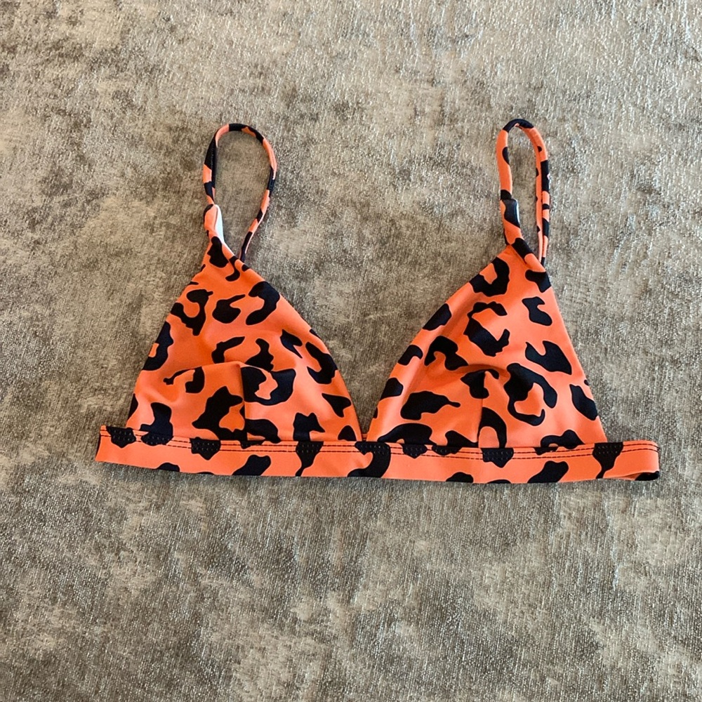 Size small orange & black bikini top. {1104}